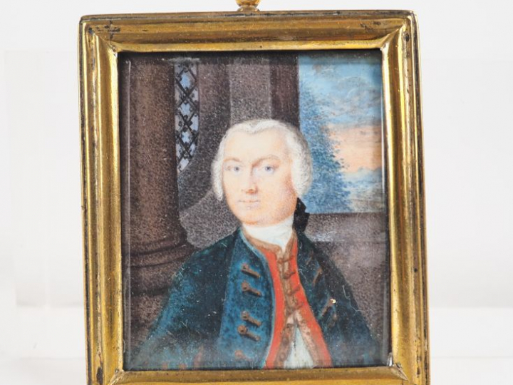 Miniature XVIIIème "portrait d'homme en habit" Dim. 5,5 x 4,5 cm.