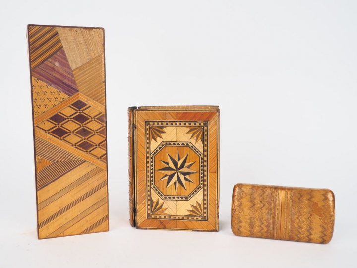 Trois différentes boites en marqueterie de paille à décor de motifs gé