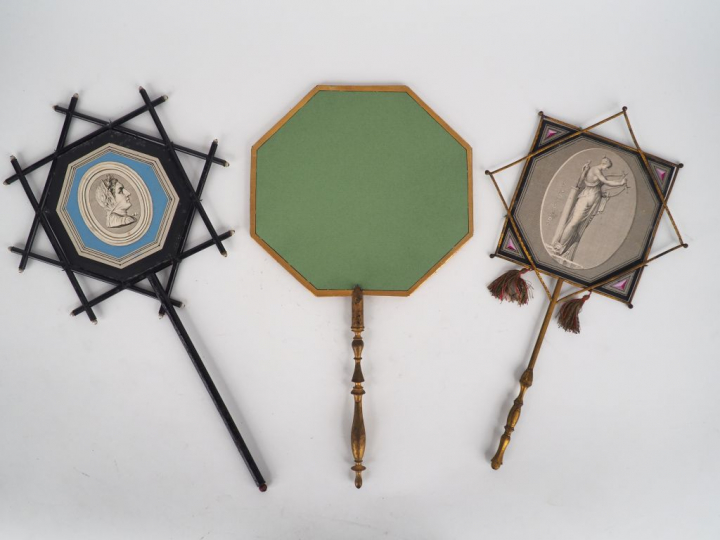 Suite de trois écrans de chaleur Napoléon III.