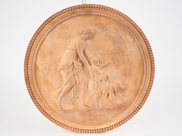 Plaque en terre cuite en tondo 1900 de style néo classique figurant un