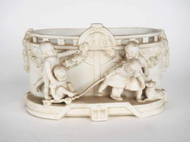 Jardinière Art déco en biscuit à décor en relief d'enfants jouant  Dim