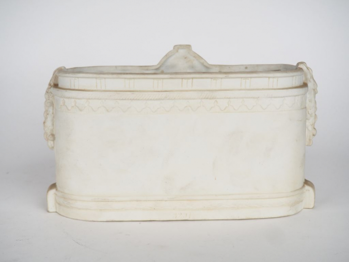 Jardinière Art déco en biscuit à décor en relief d'enfants jouant  Dim