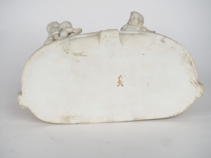 Jardinière Art déco en biscuit à décor en relief d'enfants jouant  Dim