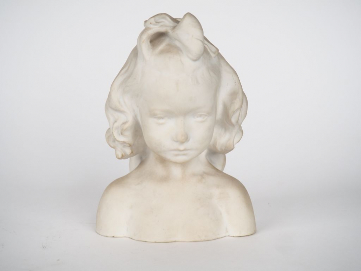 Sujet 1900 en biscuit "portrait de fillette en buste".  H. 18 cm.