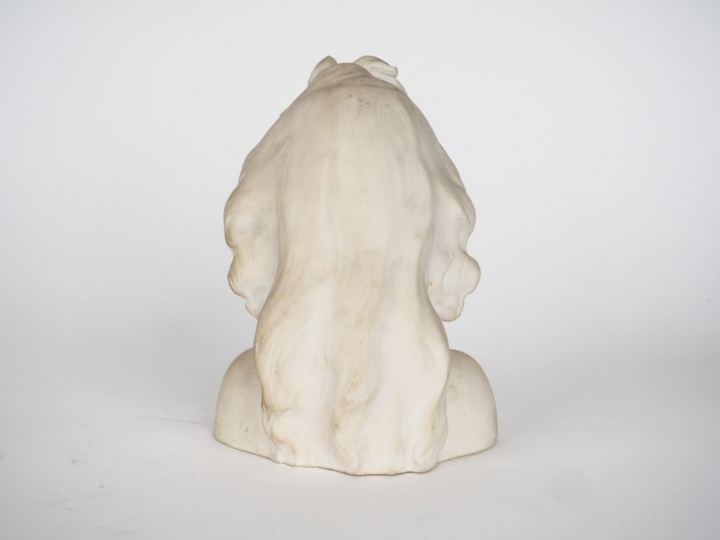 Sujet 1900 en biscuit "portrait de fillette en buste".  H. 18 cm.