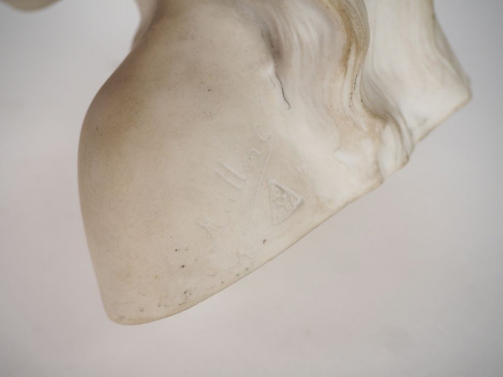 Sujet 1900 en biscuit "portrait de fillette en buste".  H. 18 cm.