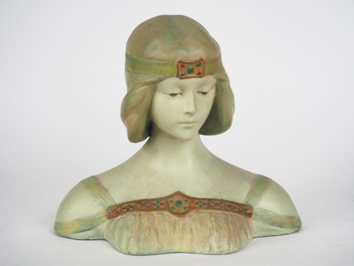 Sujet 1900 en stuc polychrome "buste de jeune fille", signé Dim. 26 x 