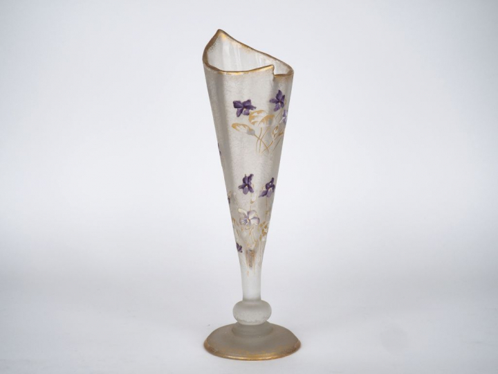 MONTJOIE SAINT DENIS (attribué à). Vase cornet en cristal à décor émai