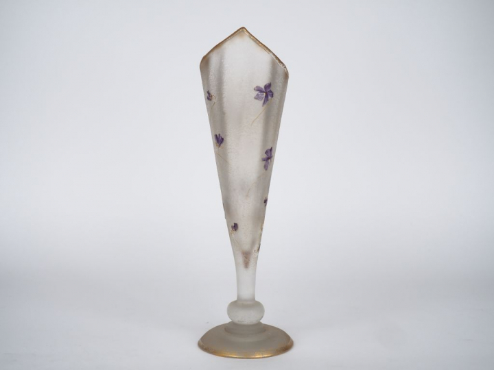MONTJOIE SAINT DENIS (attribué à). Vase cornet en cristal à décor émai