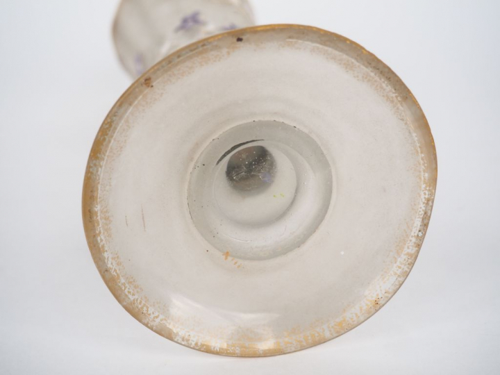 MONTJOIE SAINT DENIS (attribué à). Vase cornet en cristal à décor émai