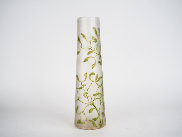 Grand vase 1900 en verre à décor émaillé de branches de guis sur fond 