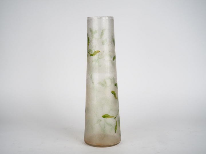 Grand vase 1900 en verre à décor émaillé de branches de guis sur fond 