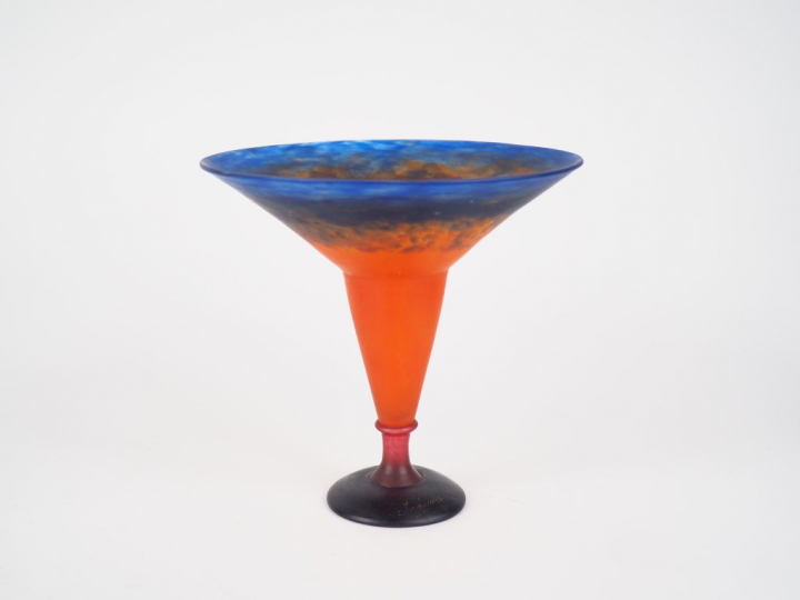 SCHNEIDER.  Coupe en verre marbré, signée H. 20 cm.