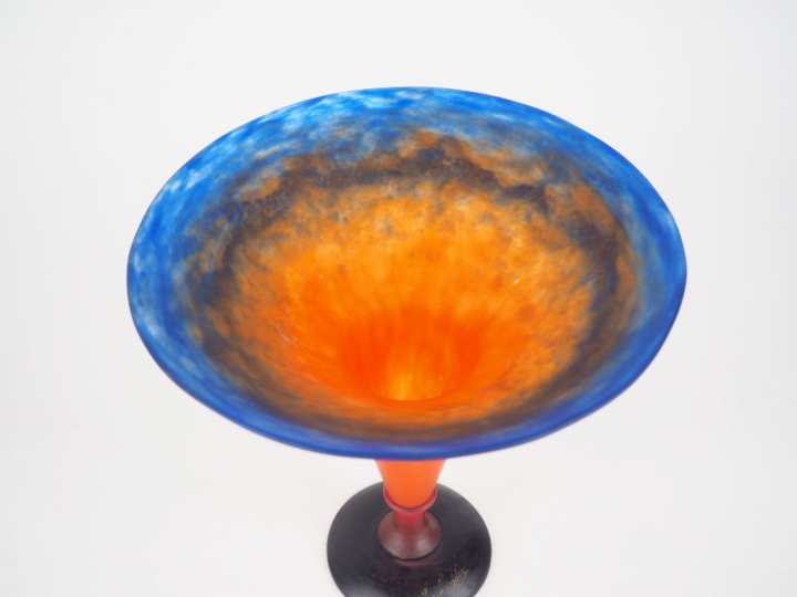 SCHNEIDER.  Coupe en verre marbré, signée H. 20 cm.