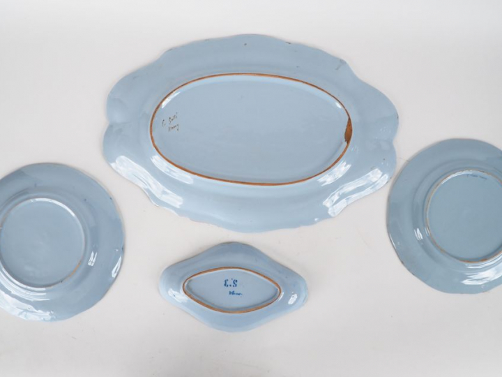 Emile GALLE à Nancy.  Quatre pièces de service de table en faïence ble