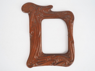Vente aux enchères Cadre Art Nouveau en bois naturel mouluré et sculpté. Dim. 16,5 x 21,5