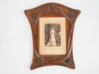 Vente aux enchères Cadre 1900 en bois naturel mouluré et sculpté à décor de fleurs. Dim. 