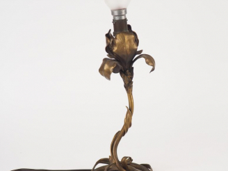 Vente aux enchères Pied de lampe Art Nouveau en bronze en forme d'iris. H. 28,5 cm.