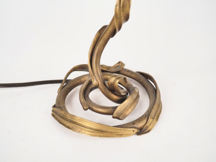 Pied de lampe Art Nouveau en bronze en forme d'iris. H. 28,5 cm.