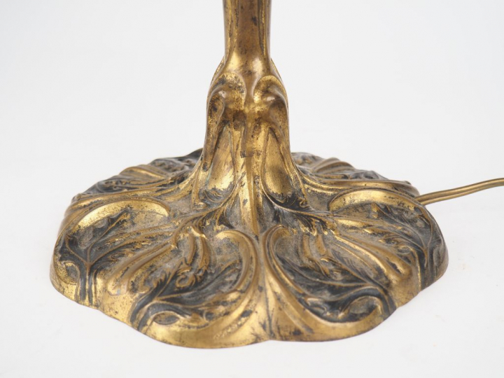 Lampe rétro début XXème en métal doré bruni et ajouré, à décor de char