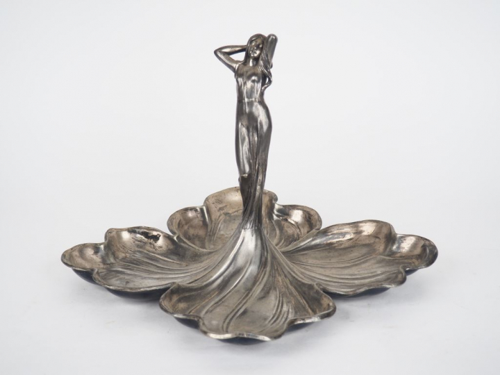 Coupe Art Nouveau en métal argenté en forme de jeune fille et de feuil
