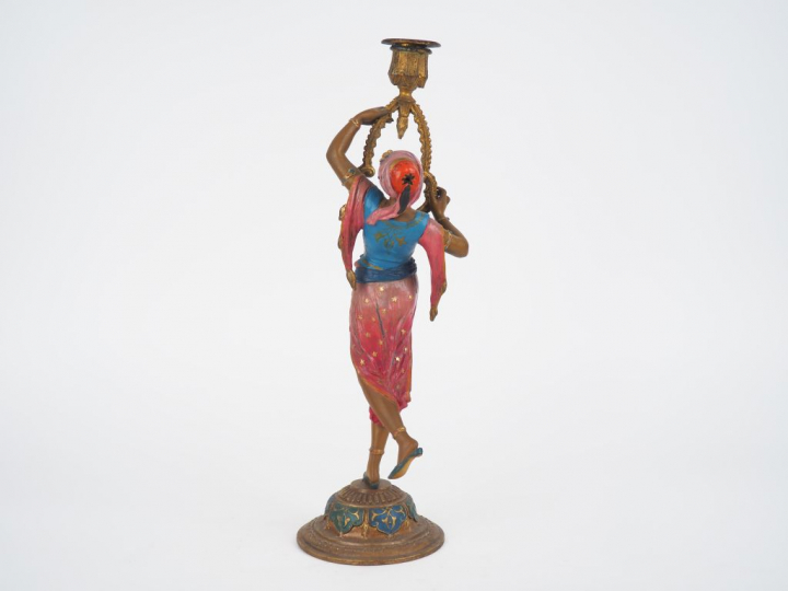 Bougeoir début XXème en métal polychrome figurant une jeune orientale 
