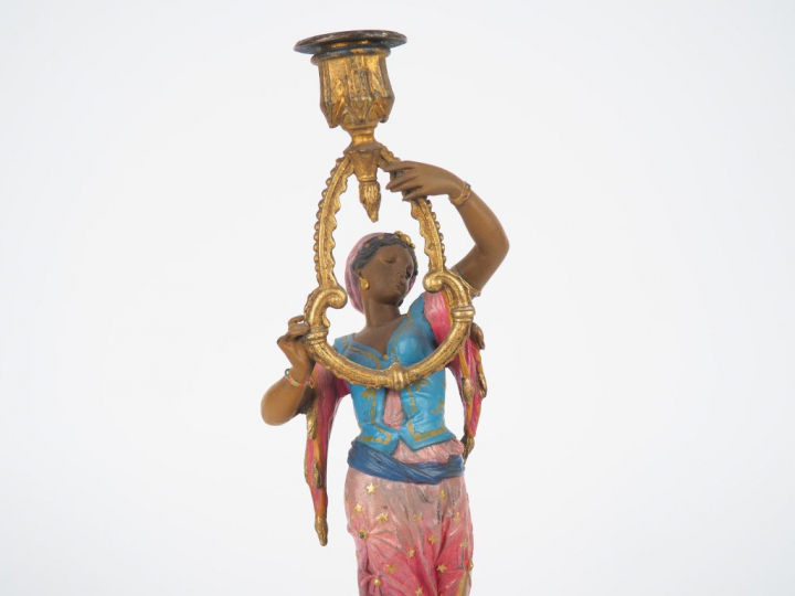 Bougeoir début XXème en métal polychrome figurant une jeune orientale 