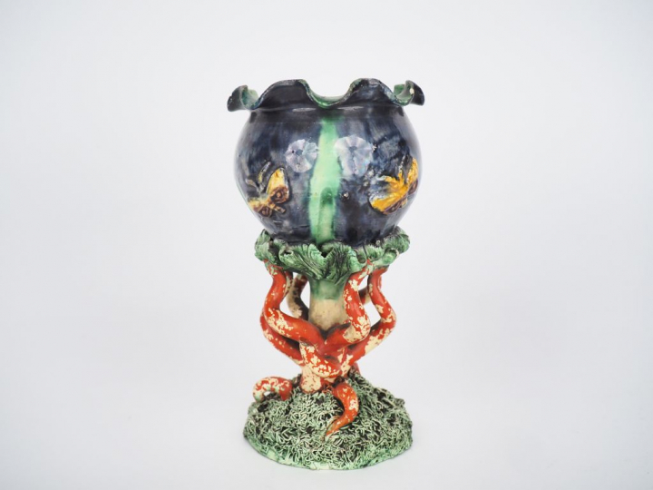 Petite coupe sur pied Art Nouveau en céramique polychrome à décor de v
