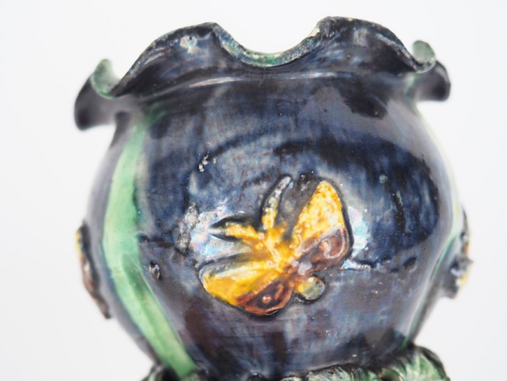 Petite coupe sur pied Art Nouveau en céramique polychrome à décor de v