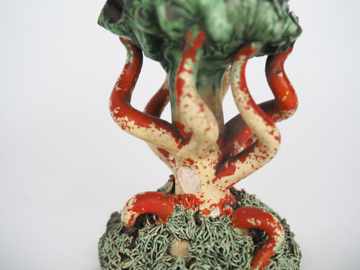 Petite coupe sur pied Art Nouveau en céramique polychrome à décor de v