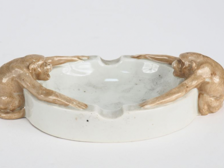 Cendrier en porcelaine polychrome de Copenhague à décor de deux singes