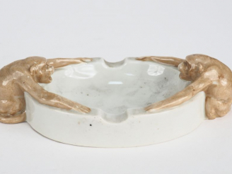 Vente aux enchères Cendrier en porcelaine polychrome de Copenhague à décor de deux singes