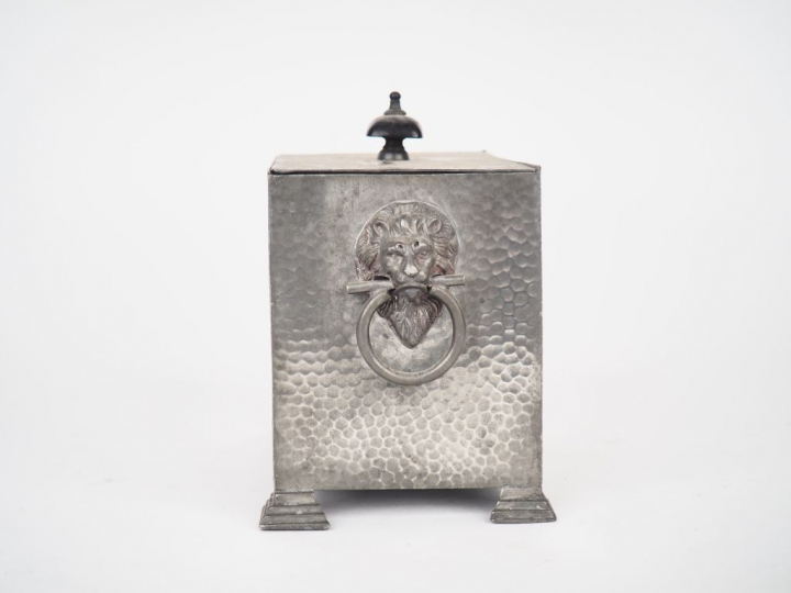 Coffret fin XIXème en étain martelé à décor de mufles de lions. Dim. 1