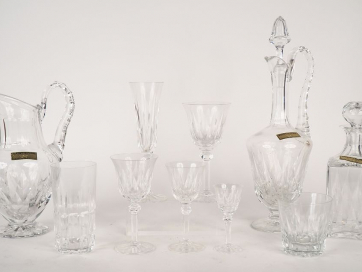 Partie de service de verres en cristal de Saint-Louis comprenant :  - 
