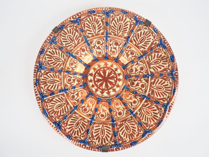 Grand plat hispano mauresque en faïence lustrée, à décor irisé de feui