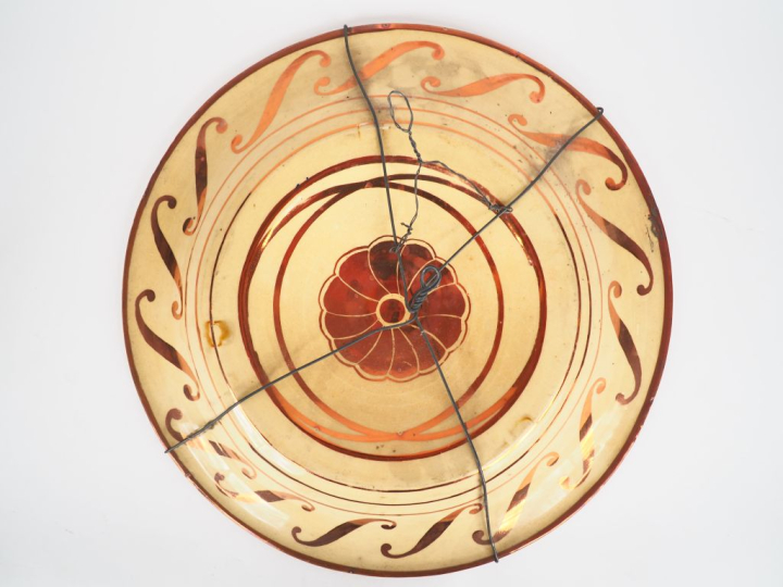 Grand plat hispano mauresque en faïence lustrée, à décor irisé de moti