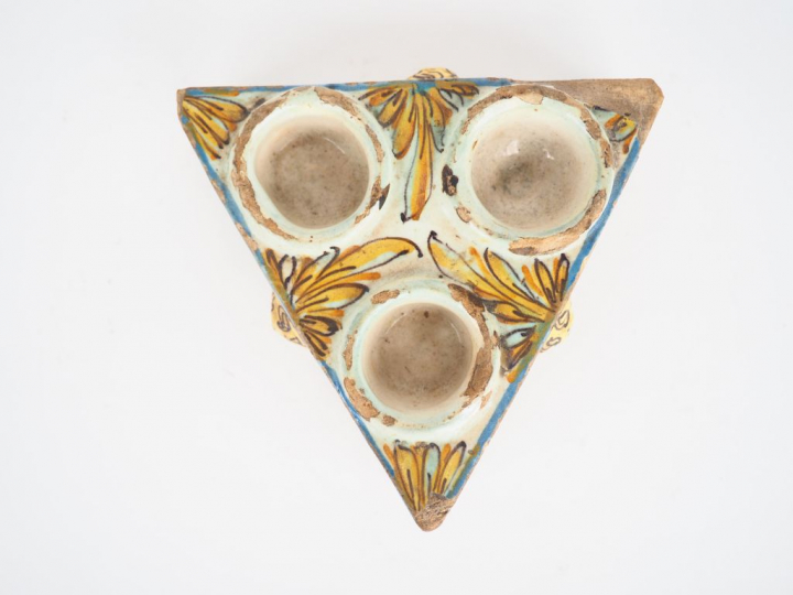 Encrier XVIIIème en faïence polychrome italienne à décor de visages d'