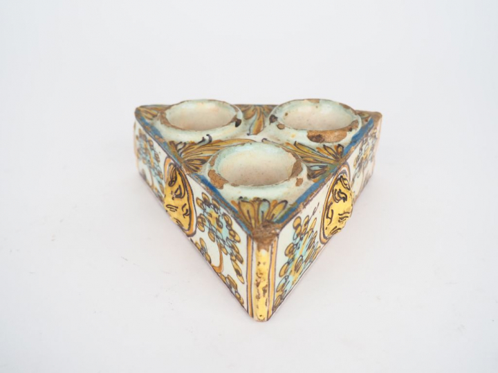 Encrier XVIIIème en faïence polychrome italienne à décor de visages d'