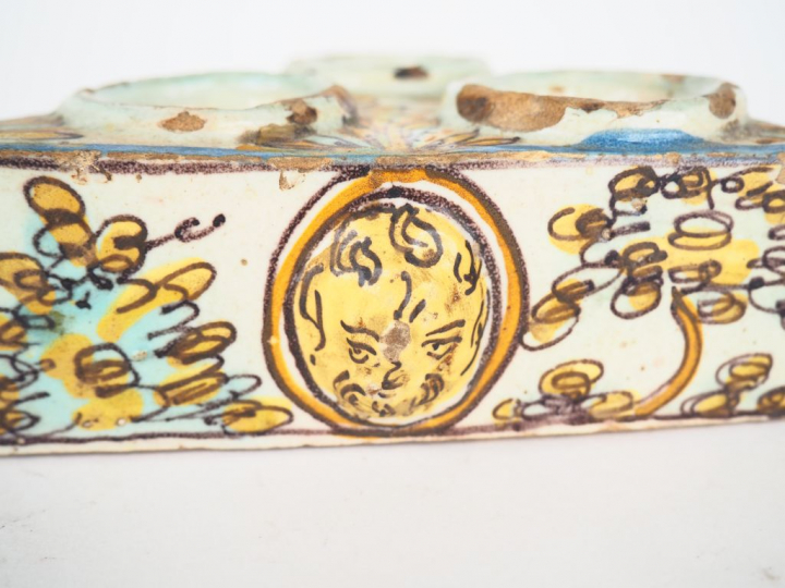 Encrier XVIIIème en faïence polychrome italienne à décor de visages d'