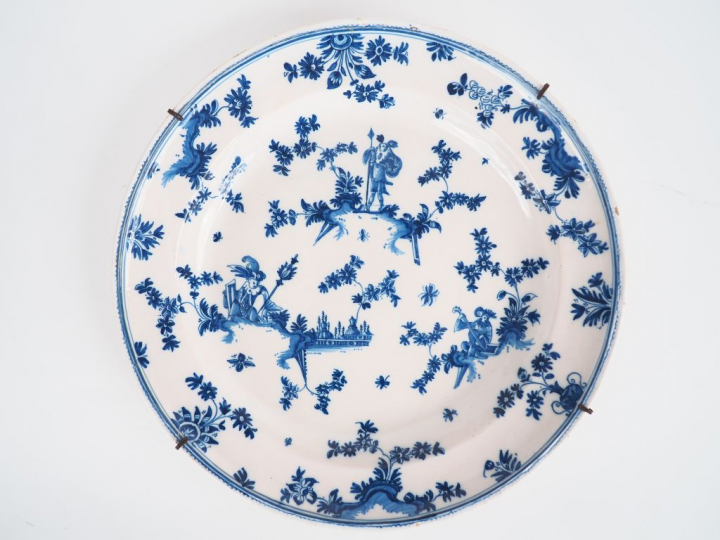 Grand plat XVIIIème en faïence de Moustiers ou d'Alcora décor en camaï