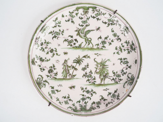 Vente aux enchères Plat rond en faïence de Moustiers XVIIIème décor en camaïeu vert de tr