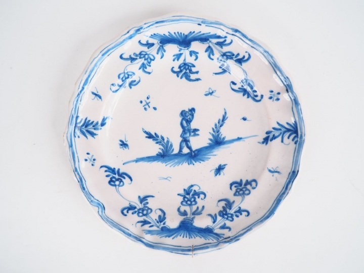 Assiette XVIIIème en faïence du Midi à décor en camaïeu bleu d'homme b