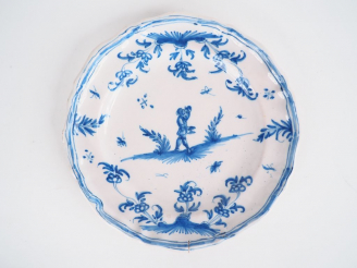 Vente aux enchères Assiette XVIIIème en faïence du Midi à décor en camaïeu bleu d'homme b