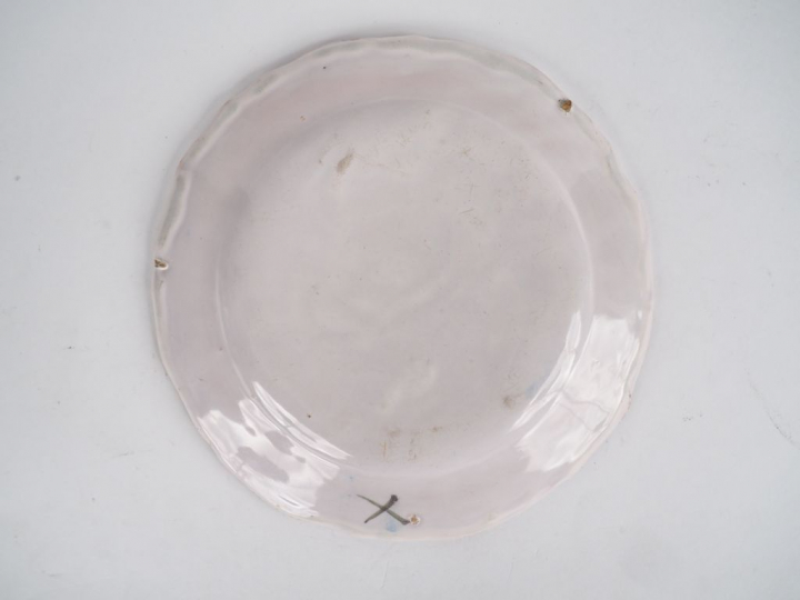 Assiette XVIIIème en faïence du Midi à décor en camaïeu bleu d'homme b