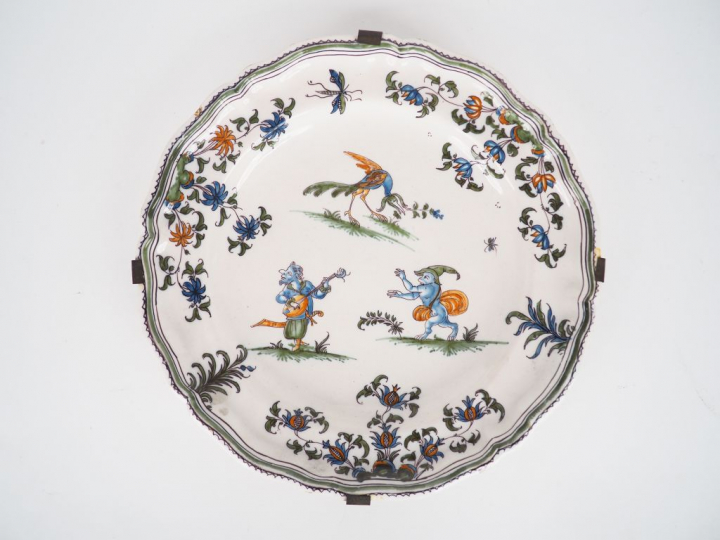 Assiette en faïence de Moustiers XVIIIème, décor polychrome de trois g