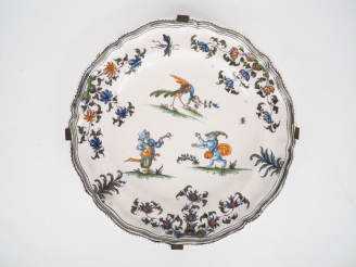 Vente aux enchères Assiette en faïence de Moustiers XVIIIème, décor polychrome de trois g