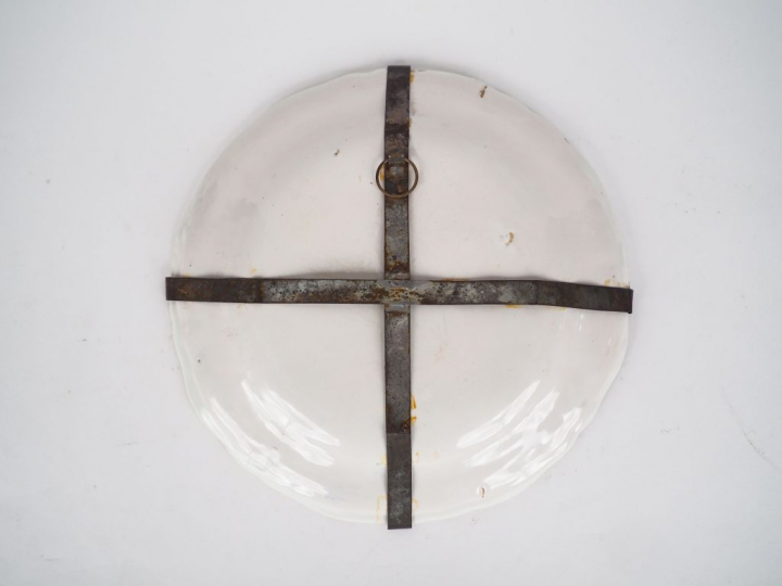 Assiette en faïence de Moustiers XVIIIème, décor polychrome de trois g