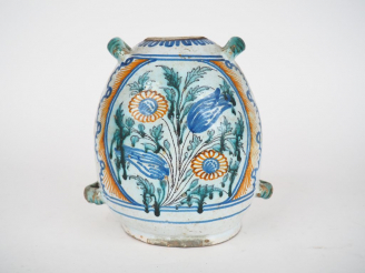 Vente aux enchères Gourde XVIIème en faience polychrome à décor dans une réserve de marty
