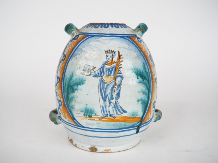 Gourde XVIIème en faience polychrome à décor dans une réserve de marty