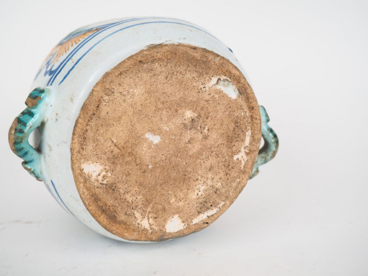 Gourde XVIIème en faience polychrome à décor dans une réserve de marty